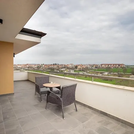 Solemare Luxury 2 Bedroom アパートホテル 4*