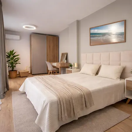 Solemare Luxury 2 Bedroom アパートホテル 4*